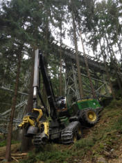 Holzeinschlag im Steilhang mit unserem John Deere 1270e